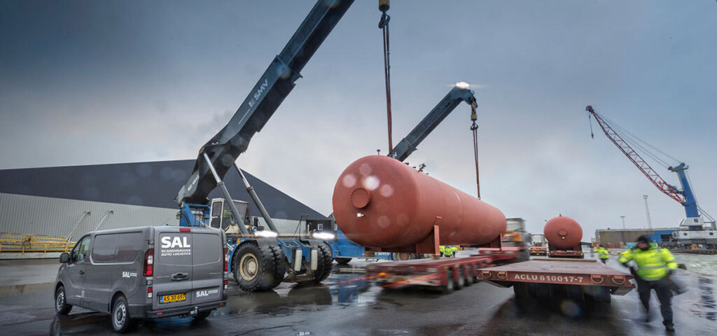 Two mobile cranes performing a tandem lift in High and Heavy Logistics Scandinavian Autologistics.