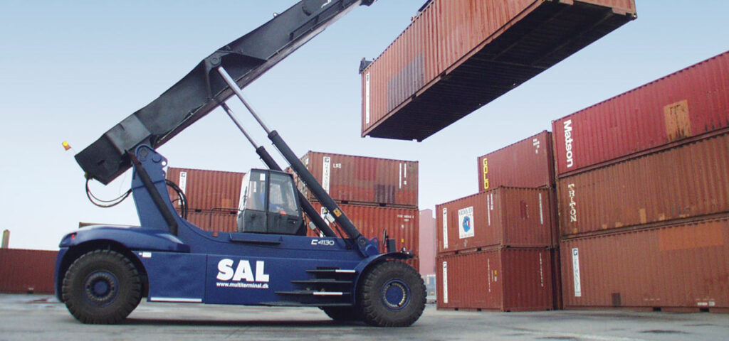 SAL stacker stacking goods containers in the terminal. Part of the High and Heavy Logistics Container service.